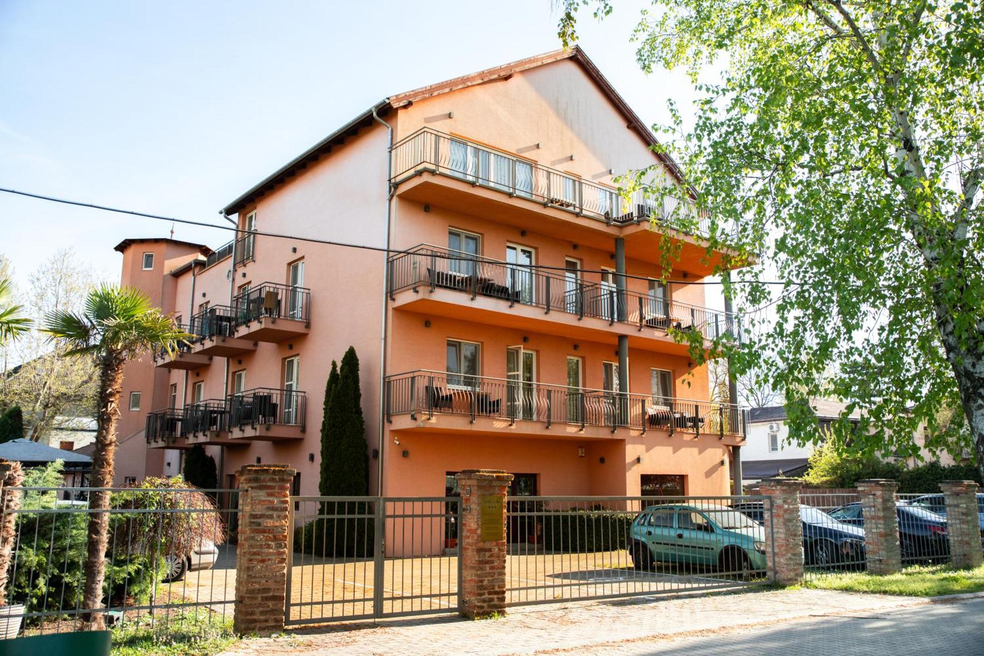 Hotel La Riva Siofok Exterior photo